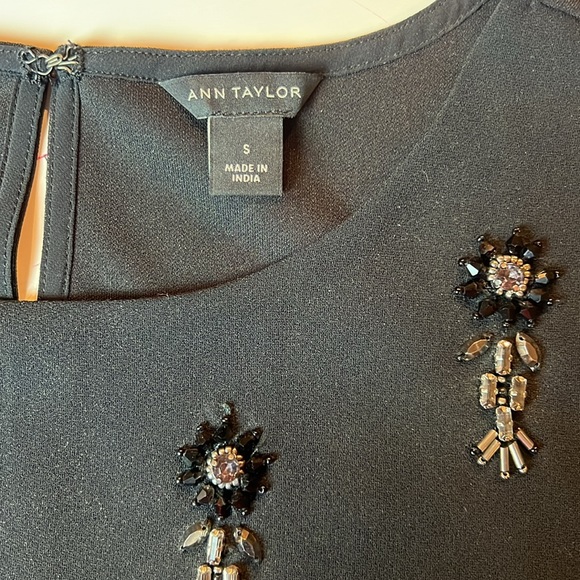 🖤GORGEOUS BLACK ANN TAYLOR TOP WITH SPARKLY RHINESTONES & BEADS. SIZE SMALL.💎 - Picture 10 of 14